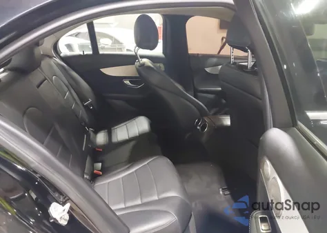 2016 Mercedes-Benz C 300 4Matic z USA, uszkodzony, nr VIN 55SWF4KB5GU108798